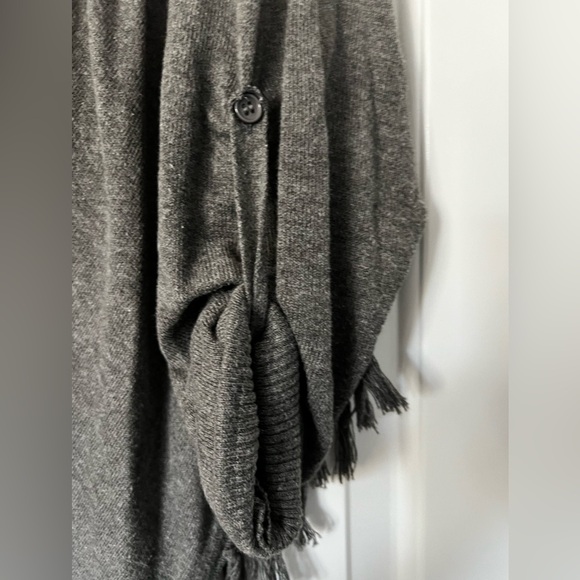 Venus Fringed Poncho - Picture 3 of 5